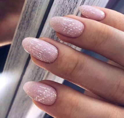 Тренди манікюру 2023 — сяючий нюд