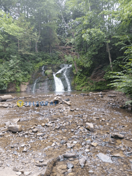 Возле фонтана можно погулять по реке