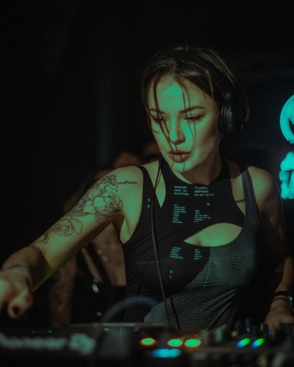 Настя Топольская диджей Настя