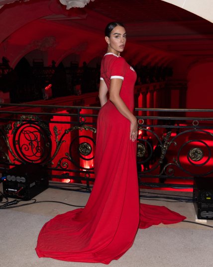 Джорджина Родрігес одягла незвичайну сукню на тижні моди у Парижі