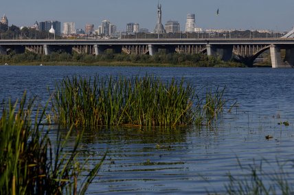 Вид на правий берег Києва та міст через Дніпро