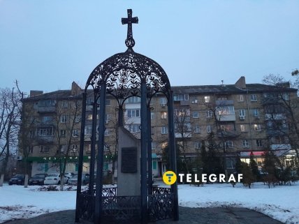 Памятный знак "Воинам Чернобыля" (приурочили 10-й годовщине катастрофы, 26 апреля 1996 г.). Проспект мира, 16 (Днепровский р-н)