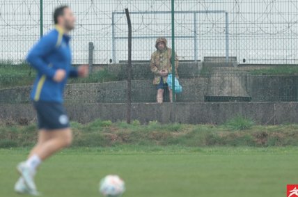 Солдат EUFOR снимал на телефон тренировку сборной Боснии и Герцеговины