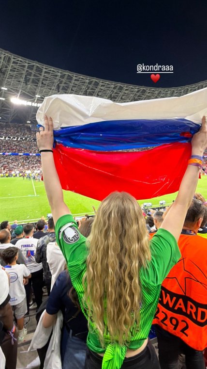 Марина Кондратюк із прапором Росії на фіналі Ліги чемпіонів