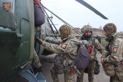 Дмитрий Капитула вместе с бойцами 46 ОАэМБр