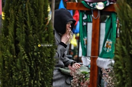 Женщина у могилы на Марсовом поле