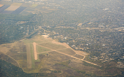 Территория аэропорта в Кропивницком со взлетными полосами