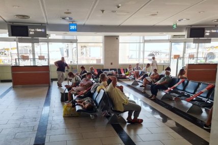 Пасажири нудяться в аеропорту