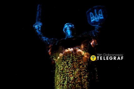 Лазерно-світлове шоу на монументі Батьківщина-Мати у Києв