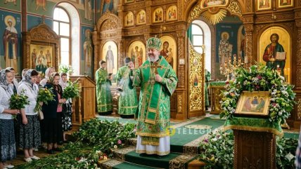 Священник в зеленой ризе на Троицу