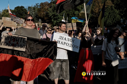 Люди писали обращение к власти на картонках
