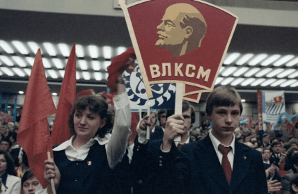 Комсомольці зі стягом