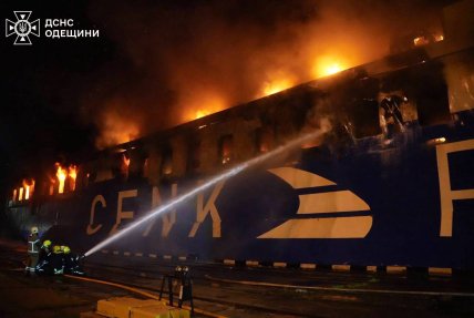 Судно загорелось из-за удара РФ по Одессе 13.12.2025