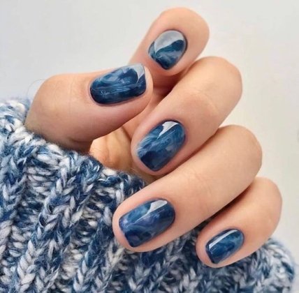 Мраморный маникюр синего цвета