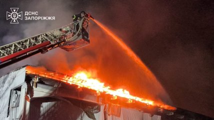 Пожар после удара России по Запорожью 24.02.2026