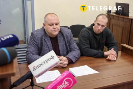 Поліцейський Михайло Дробницький зі своїм адвокатом