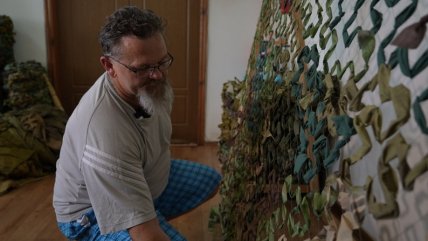 Ілля Малєв плете сітку