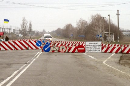 Бетонные блоки на дороге