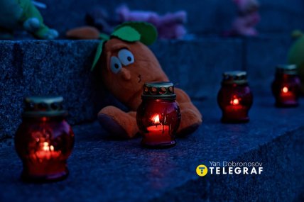 Люди принесли багато дитячих іграшок