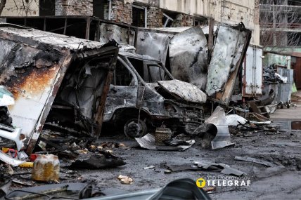 Згорілі вантажівки біля складу після російського обстрілу в Києві