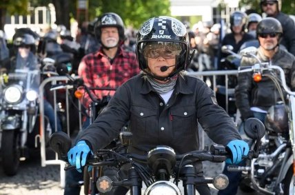 Єва Павлова на байку Петр Павел