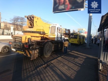 Авария в Одессе с маршруткой и автокраном