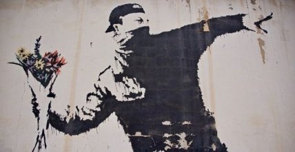 Бэнкси лишился прав на граффити "Метатель цветов"