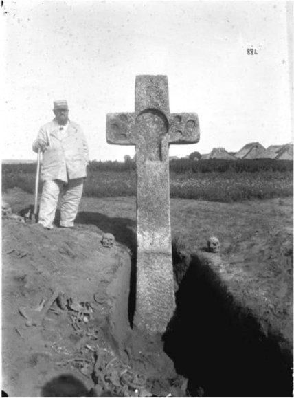 Илья Шляпкин рядом с крестом