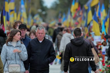 Провідна неділя на Лісовому кладовищі в Києві