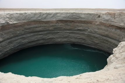 Водний кратер Дарваза