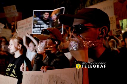 Люди залепили свои роты скотчем из-за несогласия с репрессиями в армии