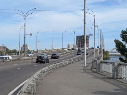 Знак обмеження швидкості на вул. Набережно-Рибальска