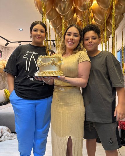 Ана Кардона с младшей сестрой и братом