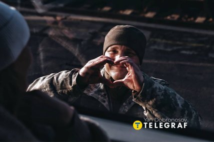 Військовий прощаєтсья з близькими на вокзалі в Краматорську