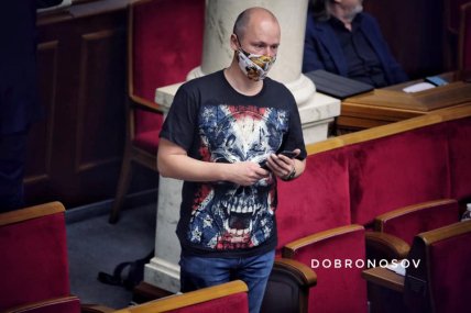 Т арас Тарасенко пришел в Раду в футболке с черепом