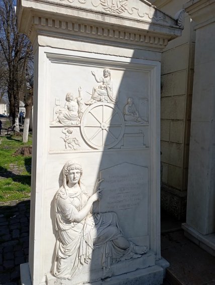 Сімейна гробниця Луческу