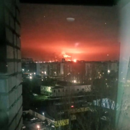 Вогонь на НПЗ у Саратові після атаки дронами