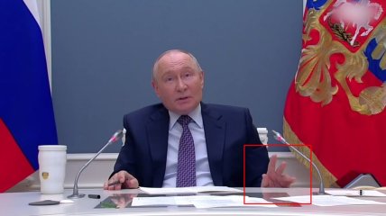 Путін вчепився руками за стіл