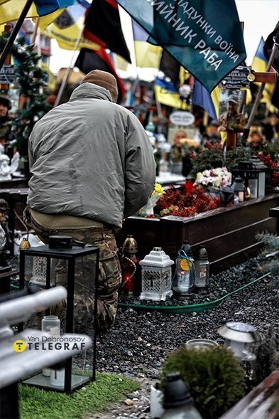 Посетитель могилы на Марсовом поле