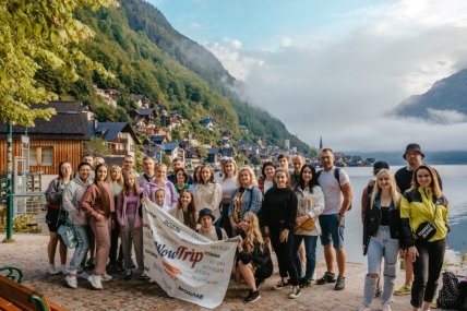 туристів на березі озера