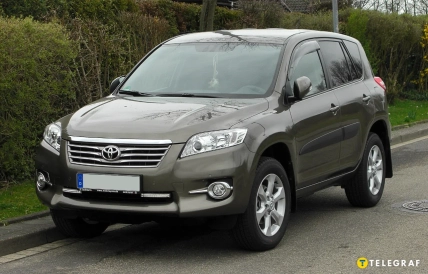 Сірий автомобіль Toyota RAV4 припаркований біля тротуару