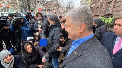 Порошенко общается со СМИ после визита в ГБР