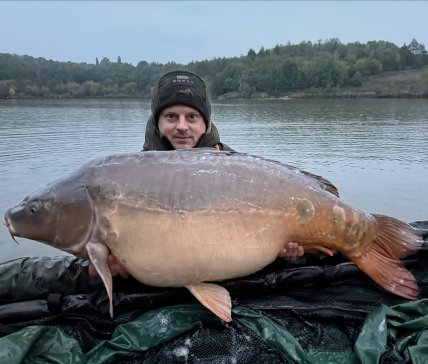 Віктор Вацко показав пійманого коропа на озері Уляники