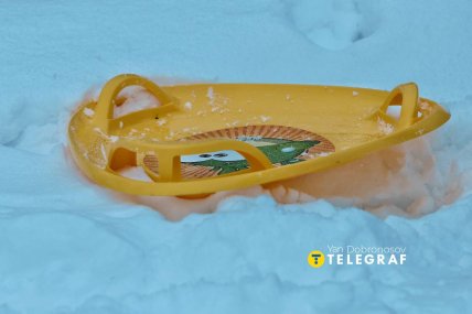 Дети радуются снегу в Краматорске