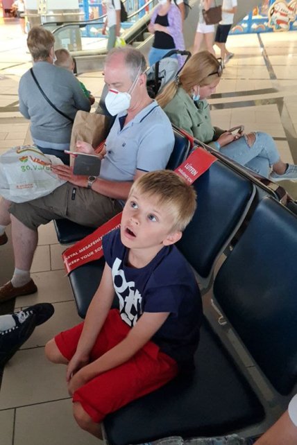 Застрявшим украинцам остается только смотреть на табло