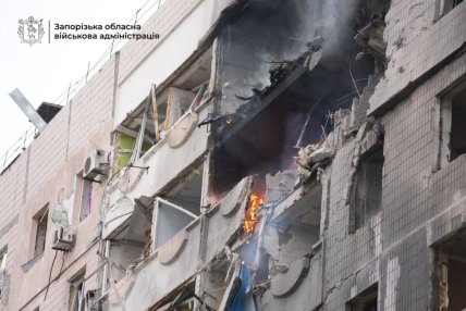 Последствия удара РФ по жилому дому в Запорожье 17.12.2025