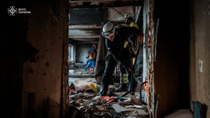 Последствия удара российского дрона по девятиэтажке в Киеве