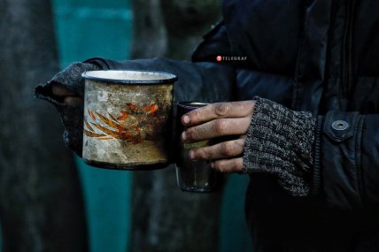 Бахмут - їжу готують на вогнищі у дворі