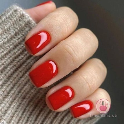 Яркий красный маникюр