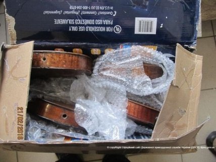 Иностранец пытался вывезти из Одессы 7 старинных скрипок